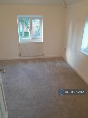 4 bedroom semi-detached house to rent - Photo 2