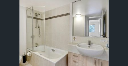 BURLEIGH CENTRAL apartment in resort style complex walk everywhere! - Photo 3