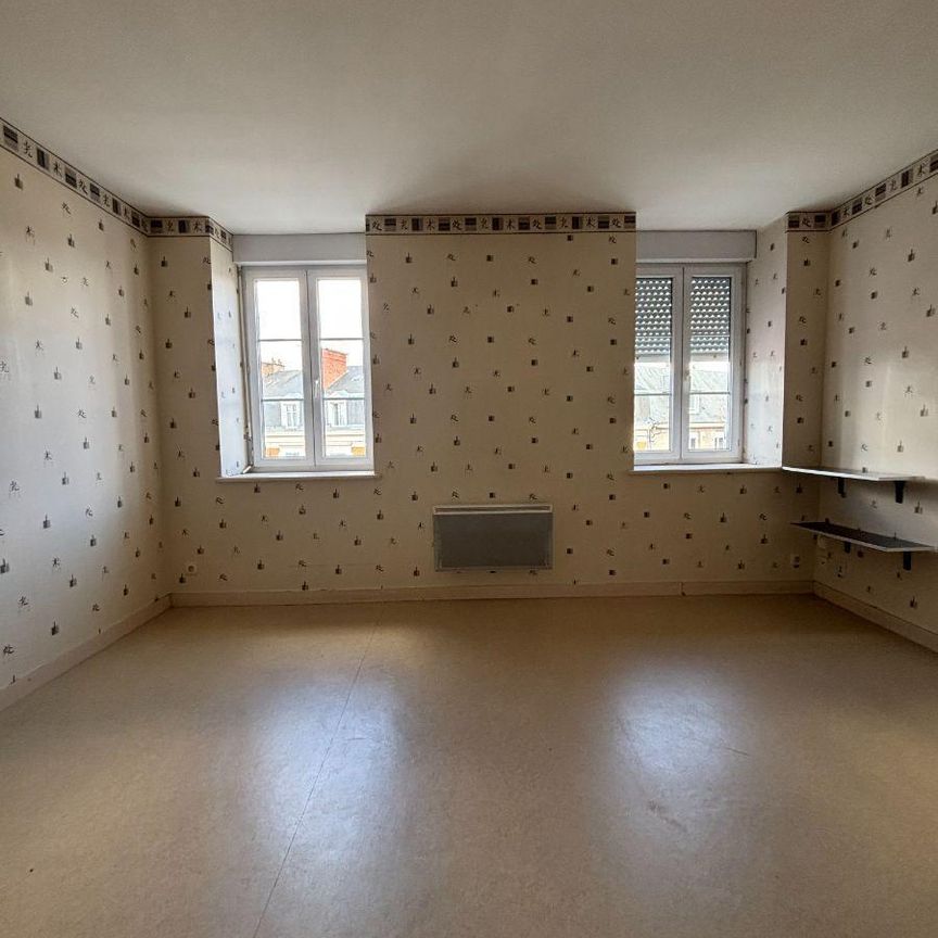 FOUGERES CENTRE VILLE Place Gambetta, Au 3ème étage, Appartement de 52 m² comprenant pièce de v... - Photo 1