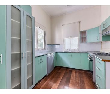 Charming Queenslander in Fantastic Location! - Photo 5