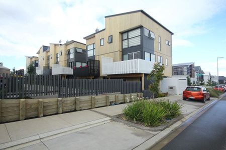 Charming 3BR Townhouse in Hobsonville - Photo 2