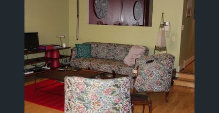 FURNISHED BROADWAY BEAUTY !! - Photo 3