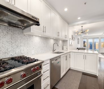 Charming Townhome In The Heart Of Fairview | Laurel Street | 3 Bed ... - Photo 3