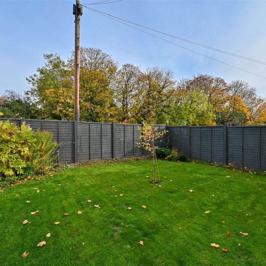 Beautifully refurbished 3 bedroom home available furnished or unfurnished, ideal for families or professionals. - Photo 1