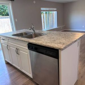 2 bedroom Walkout Suite, Pet friendly in Cumberland - Photo 2