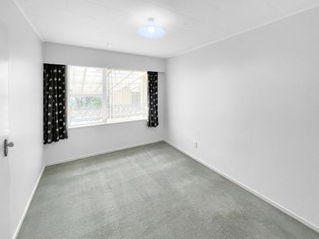 WELL PRESENTED IN KELSON - Photo 2