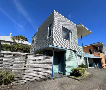 Modern two bedroom townhouse in a fantastic location - Photo 1