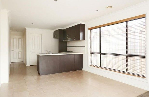 Stylish & Modern Family Haven in Tarneit - Where Comfort Meets Elegance - Photo 1