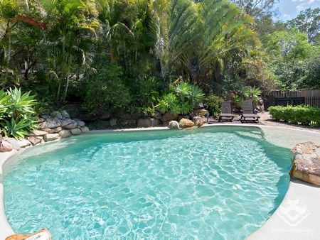 Luxurious life style with pool and views - Photo 2