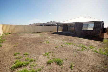 196 Blue Horizons Way, Pakenham VIC 3810 - House For Rent | Domain - Photo 4