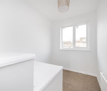 3 bed House - Semi-Detached To Let - Photo 3