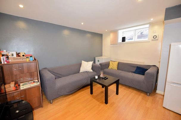 3 bedroom House in Harold View, Leeds - Photo 1