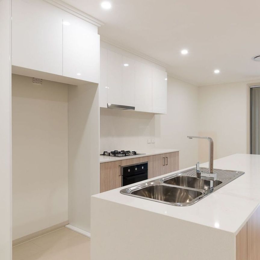 Modern 4 Bedroom Home &plus; Study&comma; in a Prime Location&excl; - Photo 1