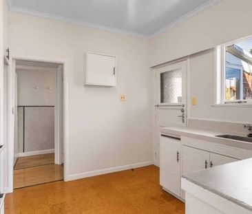 Spacious Family Home in Prime Ellerslie Location – Lawns Included! - Photo 5