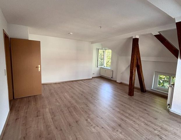 Schöne, helle 2-Zimmer-Dachgeschosswohnung mit Einbauküche - Foto 1