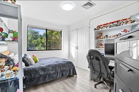 Grand Family Living in a Tranquil Cul-de-Sac - Photo 2