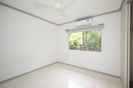 Fully Air Conditioned and Fully Tiled - Solar - Single Carport - Photo 3