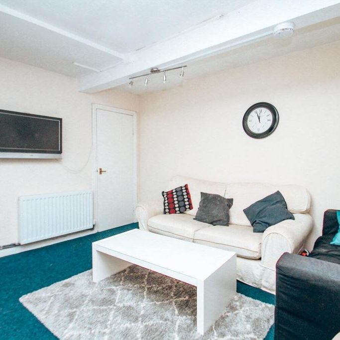 5 bedroom private hall to rent - Photo 1