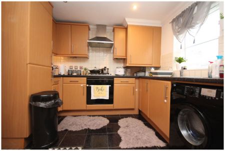 2 bed flat in Bournemouth - Photo 3