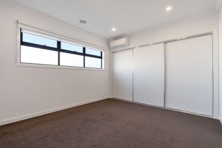 Modern Townhouse - Photo 3