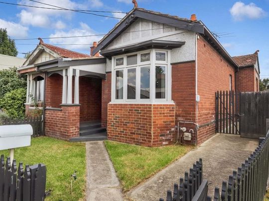 Charming & Light-Filled Home in the Heart of Moonee Ponds – A Perfect Blend of Comfort & Convenience - Photo 1