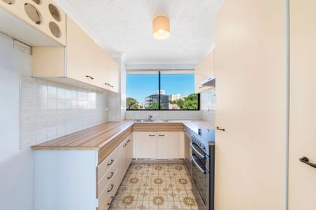 A CHIC INNER-CITY PAD - Photo 3