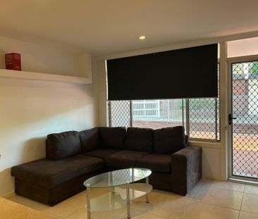 MODERN PARTLY FURNISHED 2 BEDROOM UNIT - OPPOSITE THE BEACH - Photo 2