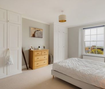 2 Bed Flat - Photo 3