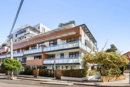 Stylish Light-Filled Retreat with Private Pool in Oasis Leichhardt - Photo 3