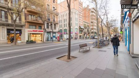 Rooms for rent in 7-bedroom apartment in Barcelona - Photo 2