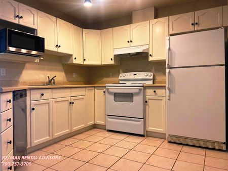 GREAT 2 BED, 2 BATH 2ND FLOOR APARTMENT WITH AN UNDERGROUND PARKING STALL IN ROSSDALE NEIGHBOURHOOD - Photo 2