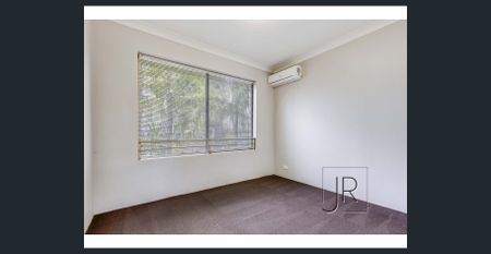 Light and bright unit moments to the beach - Photo 3