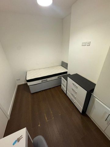 3 bedroom flat to rent - Photo 4