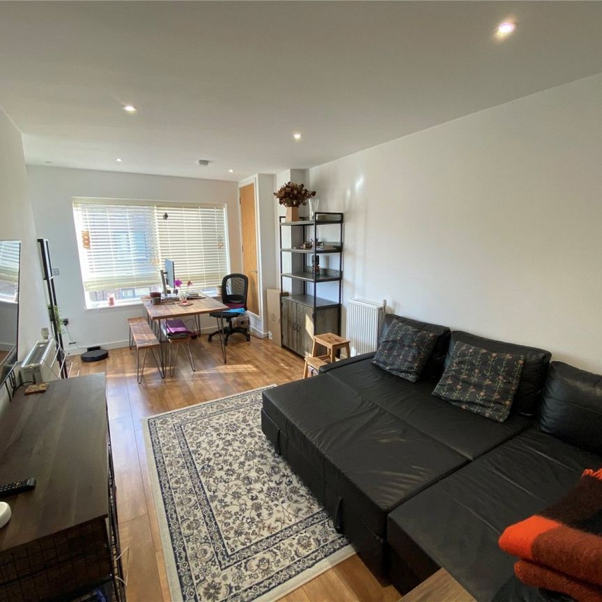 Lily Way, N13, London - Photo 1