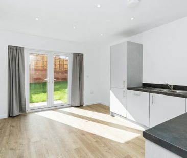 3 bedroom end of terrace house to rent - Photo 2