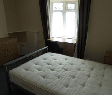 4 bedroom end of terrace house to rent - Photo 3
