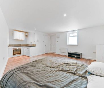 End of terrace house to rent - Photo 1