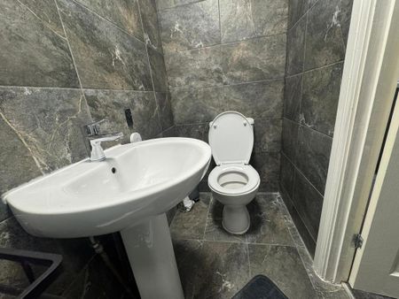 1 bedroom in a house share to rent - Photo 5