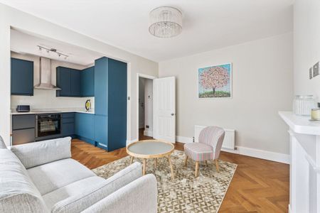 SHORT LET: A beautifully presented two-bedroom split-level apartment, ideally situated on the highly desirable Friars Stile Road in the heart of Richmond. - Photo 2