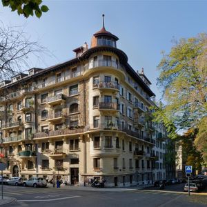 Dans un immeuble ancien avec cachet, proche des commerces, écoles, transports en communs. Nous disposons d'un appartement de 2 pièces au 3ème étage, celui-ci se compose comme d'un hall, d'une cuisine agencée, d'une pièce à vivre avec balcon, alcôve et d' - Foto 2