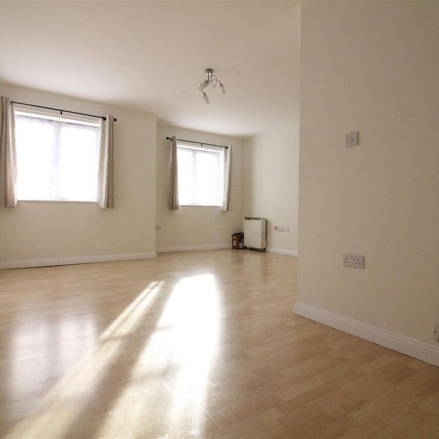 Warwick Road, West Drayton - Photo 1