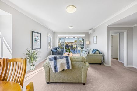 Modern Top-Floor Apartment in Prestigious ... - Photo 5