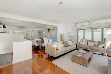 Metres to the foreshore! Fully furnished - Photo 4