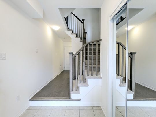 For Lease - 15 Delano Way, Newmarket, Ontario - Photo 1