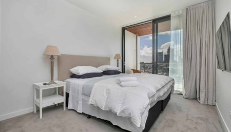 3 Bedroom Sub Penthouse With City, Harbour Views. - Photo 2