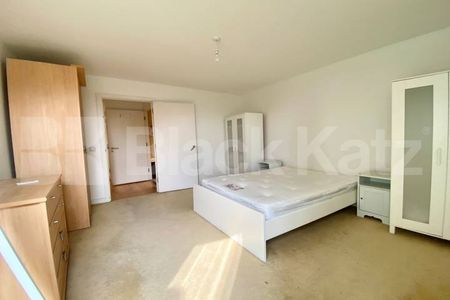 Flooded with natural light & 24 Hour Concierge - Photo 2