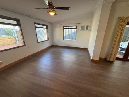 Spacious 4-Bedroom Character Bungalow in Prime Coastal Location - Photo 2