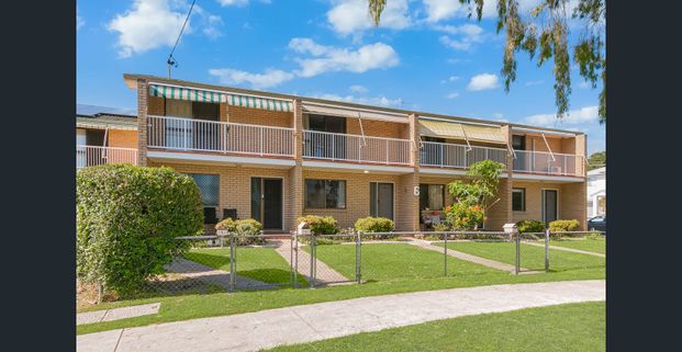 Fully Renovated 2-Storey, 2-Bedroom Unit – Prime Location! - Photo 1