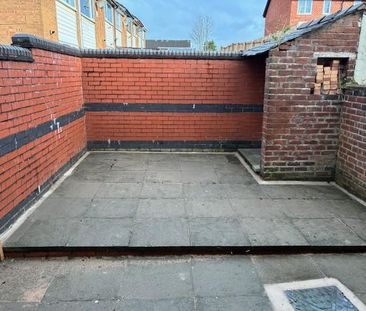 2 bedroom end of terrace house to rent - Photo 1