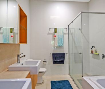 Spacious Living with Modern Comfort and Versatile Design - Photo 5